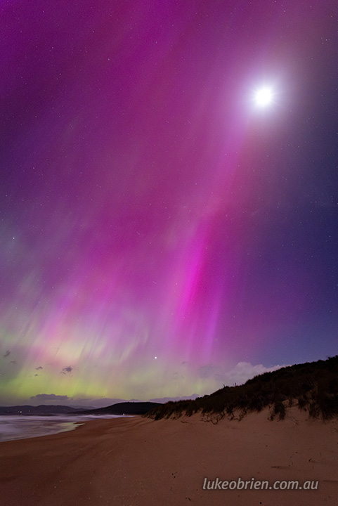 Aurora October 11 2024. Beams reach for the moonlight.